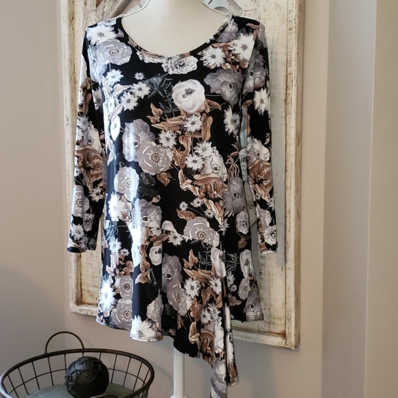 Bleeker & McDougal Tops - NWT Bleeker & McDougal ruffle side hem top